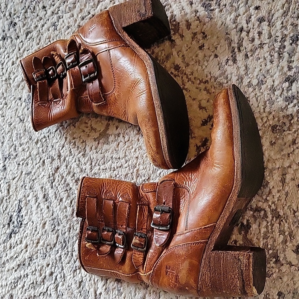 FRYE Kelly Belted Cognac Brown Short Heeled Boots Distressed Leather Size 7.5